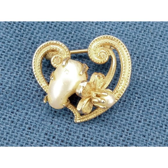 Unsigned Jewelry - Vintage Pin Brooch Heart Shaped Faux Pearls Floral Gold Tone Small Flower 0.75"